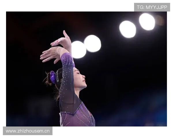 刚刷到卢玉菲赛后逛街短片，她挎的那只包瞬间把我拉回现实