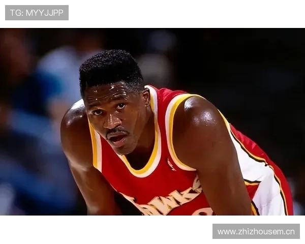 威尔金斯无球跑动拉开空间，提升老鹰进攻效率