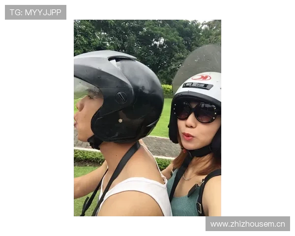 高磊去便利店买夜宵，结账那一瞬像走红毯，我在旁边尴尬偷笑